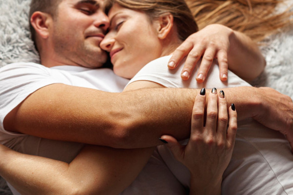 Πως το σεξ ωφελεί την ψυχική και σωματική υγεία οδηγώντας σε μακροζωία