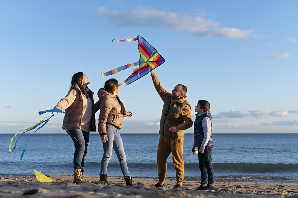 young-people-getting-their-kite-up.jpg