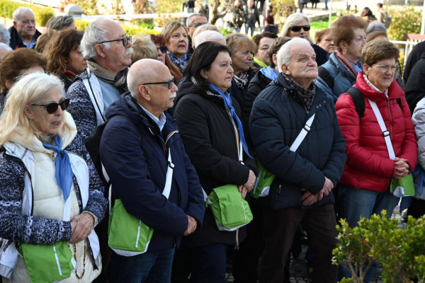 Πιστοί προσεύχονται για την υγεία του Πάπα Φραγκίσκου/ΑΠΕ-ΜΠΕ 