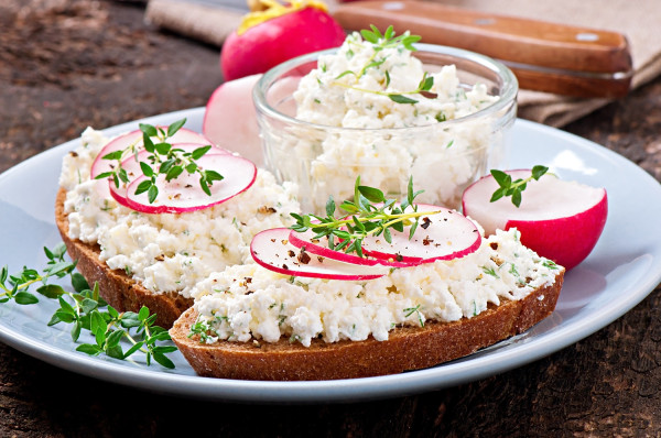 Cottage cheese: Ποια είναι τελικά τα τεκμηριωμένα οφέλη του viral άπαχου τυριού;