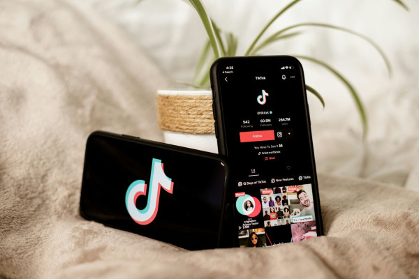 TikTok και ΙΤΕ προωθούν ασφαλείς διαδικτυακές πρακτικές μεταξύ των εφήβων