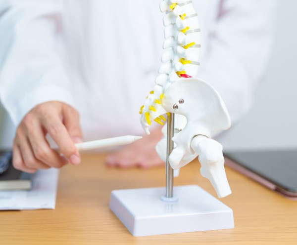 Kύστη κόκκυγoς: Αίτια, συμπτώματα και θεραπεία - Γιατί είναι γνωστή και ως «νόσος του Jeep»