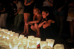 Συγκλονιστικές στιγμές στην τελετή μνήμης για τα θύματα της φονικής πυρκαγιάς στο Μάτι