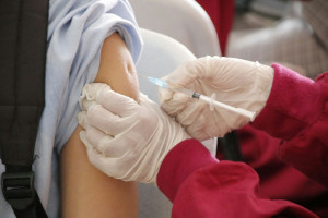 Σύσταση Γεωργιάδη προς ευπαθείς πολίτες να εμβολιαστούν λόγω έξαρσης κορονοϊού