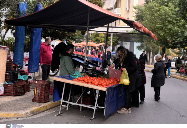 «Πάγκοι Αλληλεγγύης» στις λαϊκές της Κεντρικής Μακεδονίας με φρέσκα φρούτα και λαχανικά