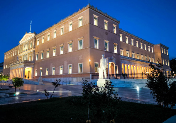 Φωταγωγήθηκε η Βουλή για την Παγκόσμια Ημέρα Δράσης για την Εξάλειψη του Καρκίνου Τραχήλου της Μήτρας