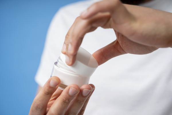 Κρέμα χωρίς συνταγογράφηση από το φαρμακείο μπορεί να βοηθήσει στην αντιμετώπιση του καρκίνου του δέρματος