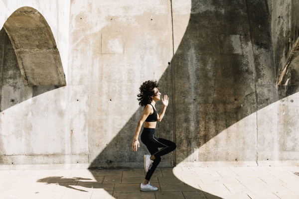 Περπάτημα προς τα πίσω: Τα οφέλη και οι συμβουλές για την αγαπημένη άσκηση της Τζούλιαν Μουρ