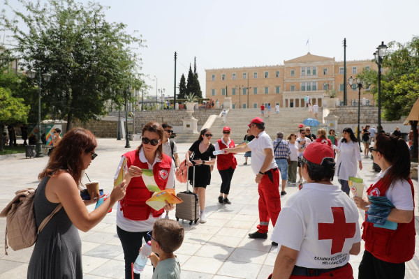 Ελληνικός Ερυθρός Σταυρός: Έκτακτες δράσεις υποστήριξης πολιτών λόγω των υψηλών θερμοκρασιών