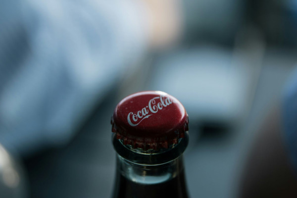 Ίχνη μικροπλαστικών σε φιάλες Coca-Cola και Schweppes, εντόπισε γαλλική περιβαλλοντική οργάνωση