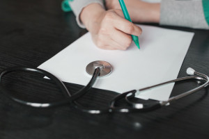 Έντονες αντιδράσεις των Ιατρικών Συλλόγων για την τροπολογία για τους προσωπικούς γιατρούς και το «gatekeeping»