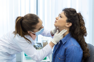Όζος στον θυρεοειδή: Πότε είναι καρκίνος και ποιες εξετάσεις χρειάζονται