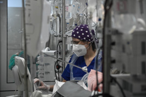 Κορονοϊός: Δύο θάνατοι και 226 νέες εισαγωγές την τελευταία εβδομάδα