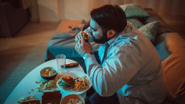 Τι είναι η συναισθηματική πείνα και πότε η διατροφή που λειτουργεί ως «καταφύγιο»