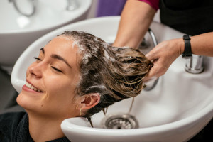 Τριχόπτωση: Τι δείχνουν οι μελέτες για τις ευθύνες των σαμπουάν