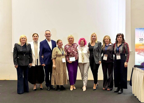 Και οι νοσοκομειακοί φαρμακοποιοί βράβευσαν την Ιουλία Τσέτη