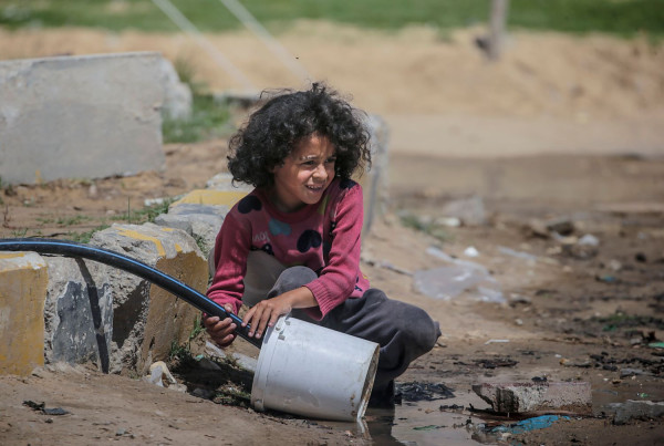 Αληθινή «Οδύσσεια» στη Γάζα για το νερό της μέρας - Καραδοκούν ηπατίτιδες και δυσεντερίες