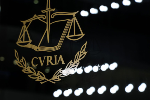 Το Ευρωπαϊκό Δικαστήριο «χρεώνει» στην Κομισιόν έλλειψη διαφάνειας στην αγορά εμβολίων κατά της Covid-19
