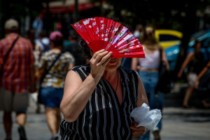 Στο «κόκκινο» 13 περιφέρειες με υψηλές θερμοκρασίες και αυξημένο κίνδυνο θερμοπληξίας