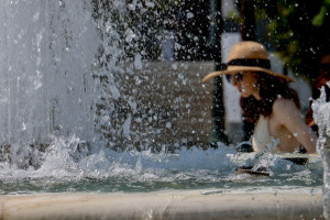 Προ των πυλών ο καύσωνας με τα πρώτα 40άρια - Ομάδες υψηλού κινδύνου και οδηγίες προστασίας