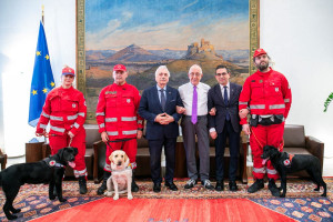 Δύο νέοι σκύλοι διασώστες στον Ελληνικό Ερυθρό Σταυρό με δωρεά της Βουλής