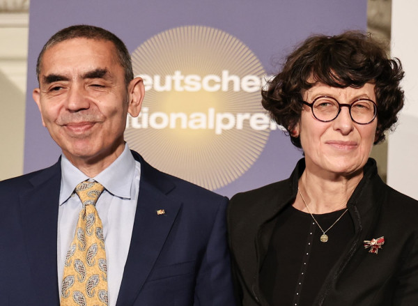 BioNTech: Αποχωρούν οι συνιδρυτές της και επικεντρώνονται στην επόμενη γενιά φαρμάκων mRNA και στην έρευνα κατά του καρκίνου