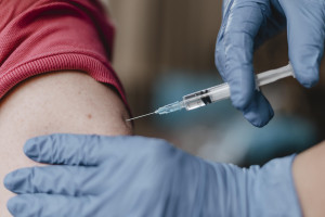 Ιλαρά: Η διστακτικότητα έναντι των εμβολίων σαμποτάρει την εξάλειψή της, προειδοποιεί ο Γκέιτς
