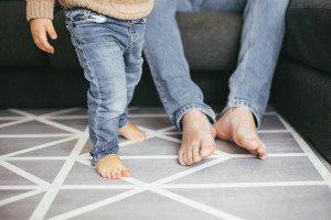 Ξυπόλυτοι στο σπίτι: Η ευεργετική δράση της επαφής του γυμνού ποδιού με το πάτωμα και οι κίνδυνοι