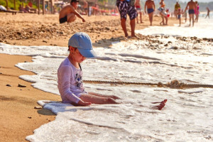 Καλοκαίρι και διακοπές με παιδιά: Τι πρέπει να προσέχουμε σε βουνό, θάλασσα, πισίνα και ήλιο