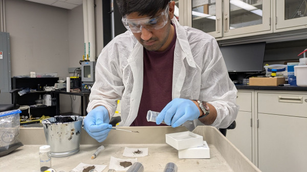 Άσφαλτος: Πόσο επικίνδυνη είναι για την υγεία μας και ο ρόλος που μπορούν να παίξουν τα φύκια