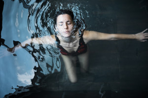 Πέντε λεπτά μέσα σε κρύο νερό μπορούν να βελτιώσουν τη διάθεση!