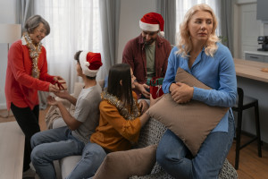 Χριστουγεννιάτικες οικογενειακές μαζώξεις: Γιατί μάς βγάζουν τον κακομαθημένο μας εαυτό;