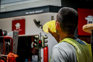 Εκτακτα μέτρα για τους εργαζόμενους εν μέσω καύσωνα - Τι ισχύει για τηλεργασία, delivery και παύση εργασιών