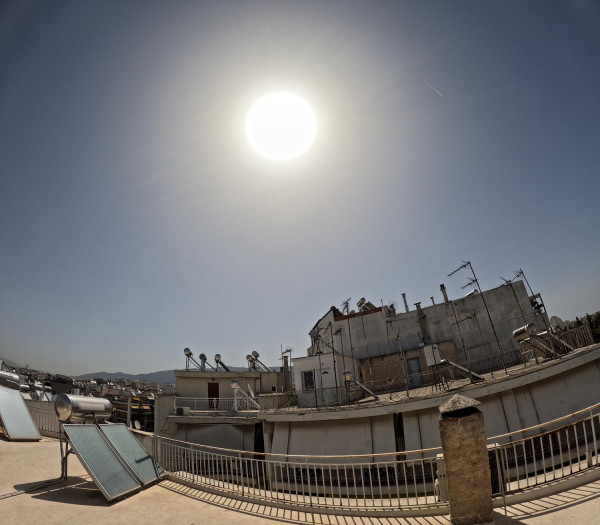 Τα ελληνικά σπίτια μετατρέπονται σε θερμικές παγίδες τα καλοκαίρια