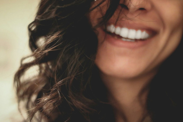 Τροφές και κακές συνήθειες που λεκιάζουν τα δόντια και σας στερούν ένα λαμπερό χαμόγελο