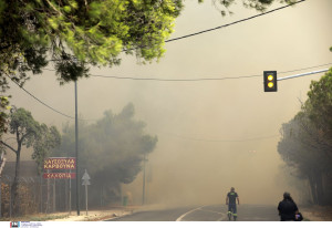 Ο τοξικός καπνός που σκεπάζει την Αττική απλώνεται σε απόσταση 300 χιλιομέτρων