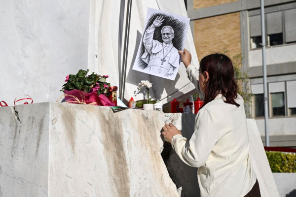 Παραμένει στο νοσοκομείο ο πάπας Λέων - Επιστρέφει σε κανονική λειτουργία ο χειρουργημένος πνεύμονας
