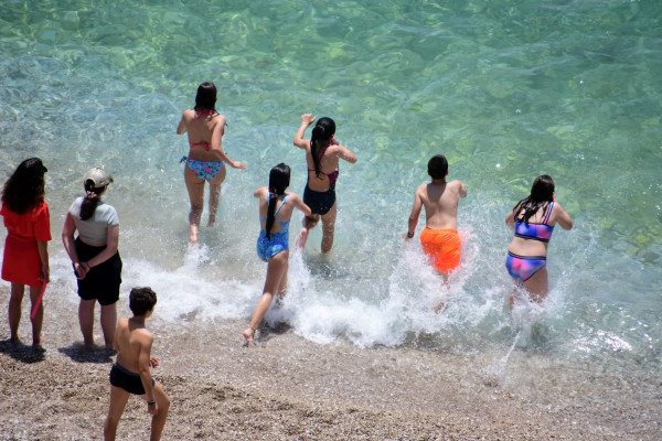 Οδηγίες του ΙΣΑ προς τους γονείς για την προστασία των παιδιών κατά τις διακοπές