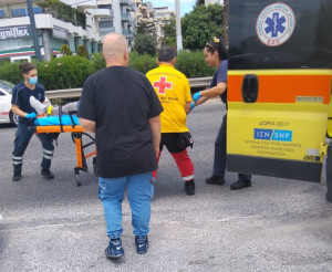 Εθελοντές του ΕΕΣ προσέφεραν τις πρώτες βοήθειες σε θύμα τροχαίου στην Ποσειδώνος