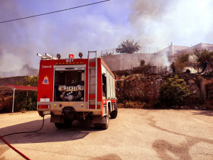 Δύο πυροσβέστες νεκροί από ασφυξία στη φωτιά που καίει το Ρέθυμνο