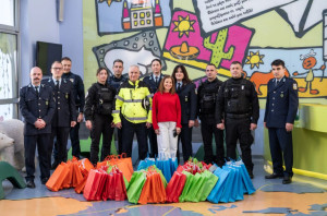 Δώρα και χαρά στα παιδιά που νοσηλεύονται με καρκίνο μοίρασαν στελέχη της Ελληνικής Αστυνομίας