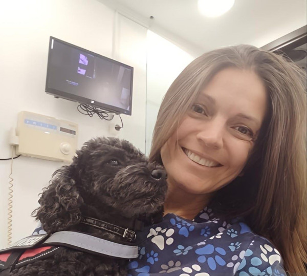 Άριελ, μια γλυκύτατη σκυλίτσα σε ρόλο «βοηθού» οδοντίατρου με σκούφο και γιλέκο