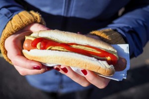 Ένα χοτ ντογκ μαζί με αναψυκτικό αφαιρούν 48 λεπτά ζωής!