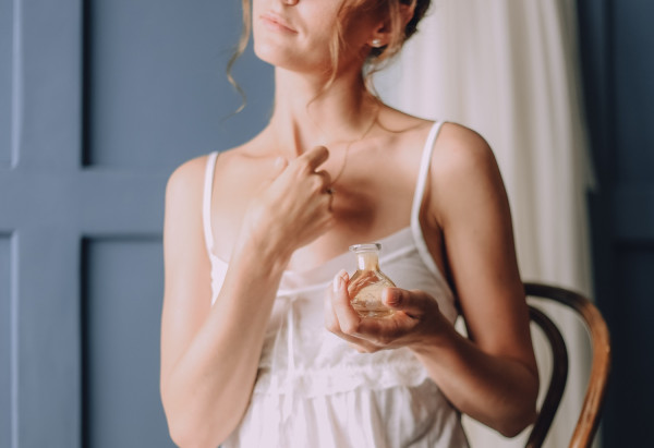 Άρωμα: Είστε σίγουροι ότι το φοράτε σωστά; Τι λένε οι ειδικοί