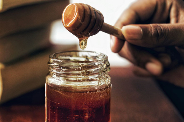 To μέλι και οι ευεργετικές του ιδιότητες στο σάκχαρο και στη χοληστερόλη
