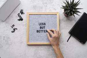 Λιγότερα πρέπει, λιγότερο στρες: Πως να είναι πιο χαρούμενο το 2026 με λιγότερα