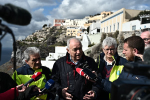 Λέκκας από Σαντορίνη: «Θα διαμορφώσουμε συνθήκες ασφαλείας στο νησί για κατοίκους και τουρίστες»