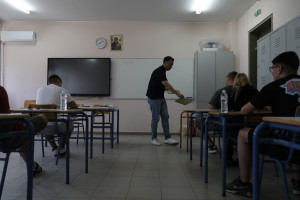 Άγχος των εξετάσεων: Το τρίπτυχο που μπορεί να λειτουργήσει ανακουφιστικά στα παιδιά