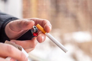 Βρετανία: «Πέρασε» νόμος που απαγορεύει την πώληση τσιγάρων σε όσους γεννήθηκαν μετά το 2008